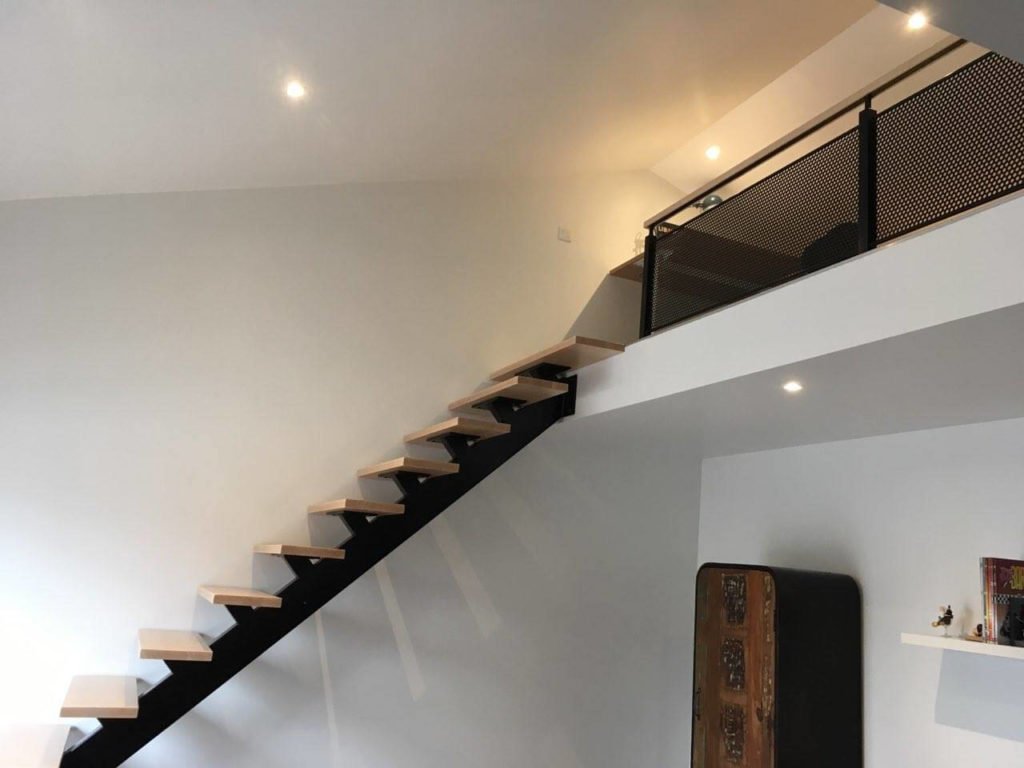 Fabrication de marches d'escalier en hêtre avec main courante sur Froidfond.