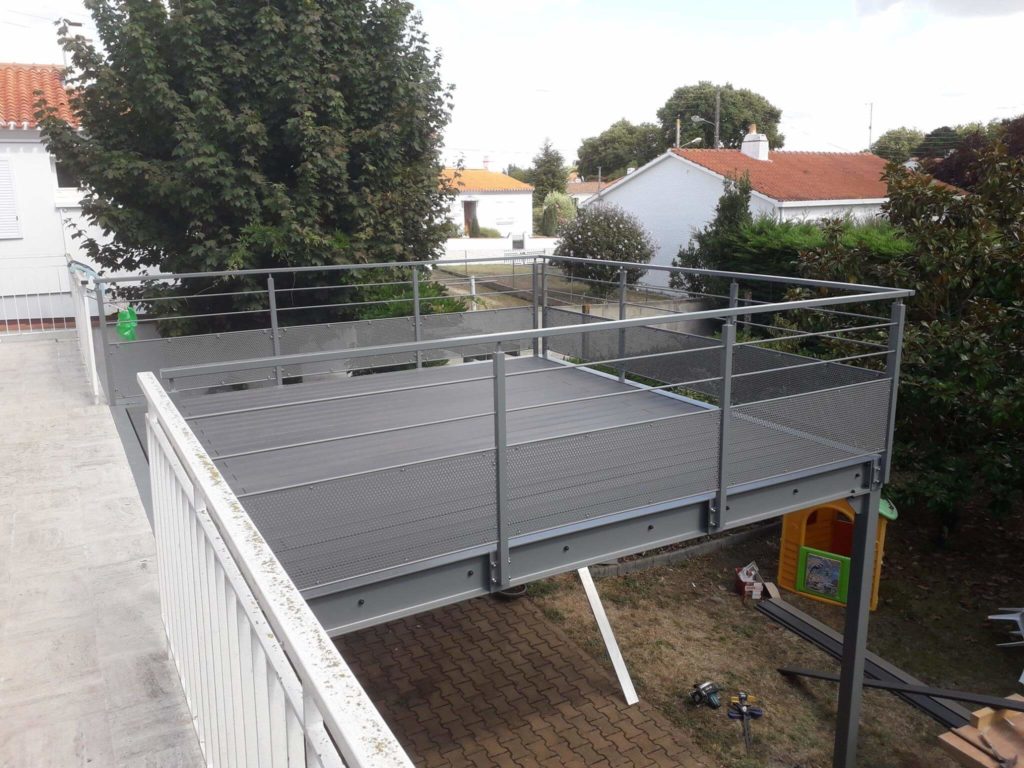 Installation d'une terrasse surélevée en métal.